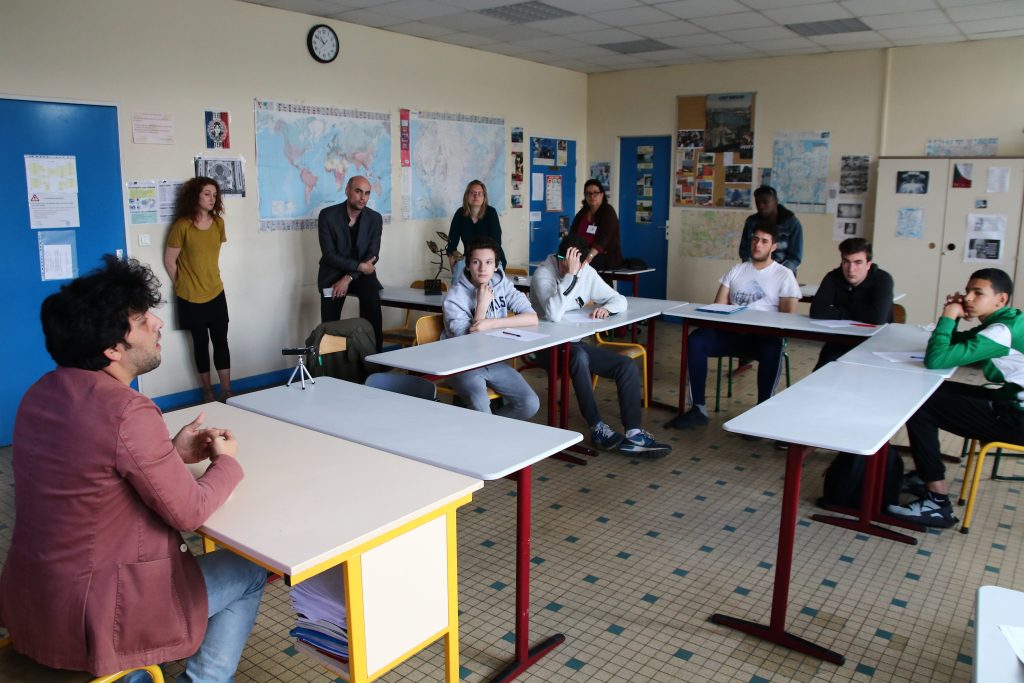 Le journaliste syrien Ahmad BASHA devant les élèves de TCI du Lycée professionnel Aristide Briand du Blanc-Mesnil ©Stefano LORUSSO