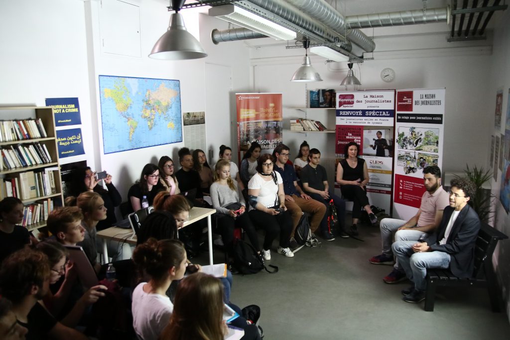 La classe de Première ESB du Lycée Marguerite de Navarre d'Alençon avec les journalistes Hicham MANSOURI et Zakaria ABDELKAFI © Stefano LORUSSO