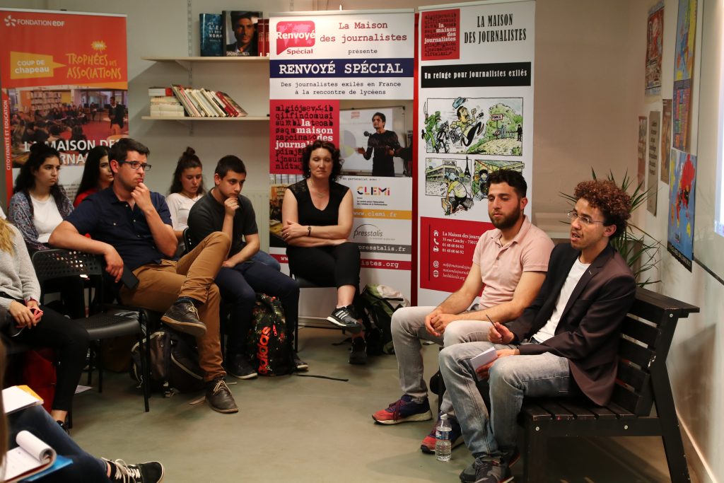 La classe de Première ESB du Lycée Marguerite de Navarre de Alençon avec les journalistes Hicham Mansouri et Zakaria Abdelkafi © Stefano LORUSSO