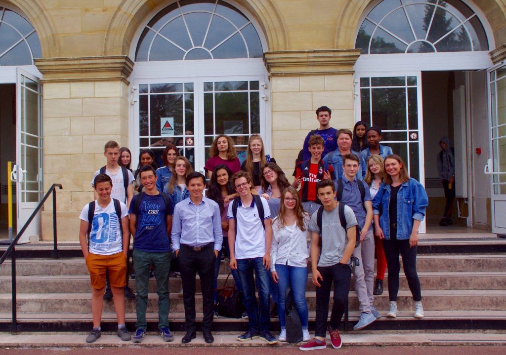 Mortaza Behboudi avec les élèves du Lycée Jeanne-Hachette de Bouvais © Mortaza Behboudi