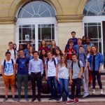 Mortaza Behboudi avec les élèves du Lycée Jeanne-Hachette de Bouvais © Mortaza Behboudi