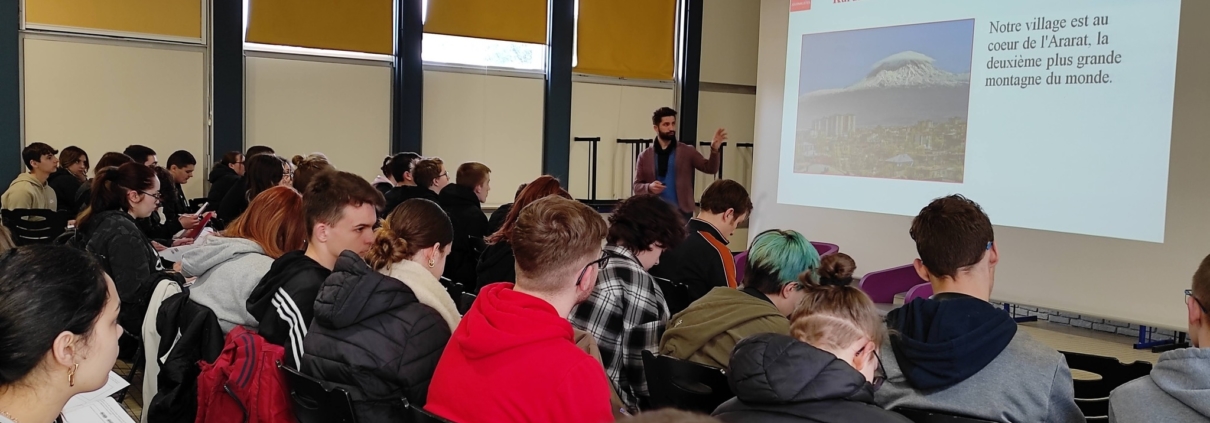 Simon Suleymani, journaliste kurde (Turquie) au lycée Joliot-Curie à Hirson