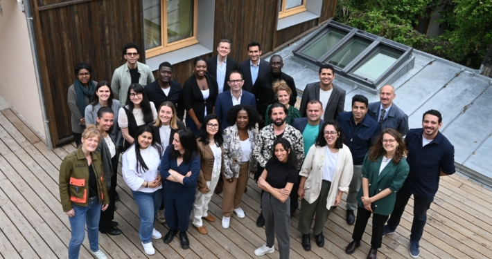 Les 13 journalistes exilés de la 2e promotion de Voix en Exil réunis à Paris